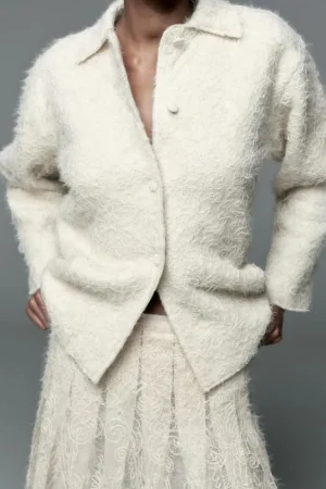 Las novedades de esta semana de Zara: chaqueta de lentejuelas, leggings, gorros y más 4 Merca2.es CHAQUETA PUNTO COMBINADA ENCAJE