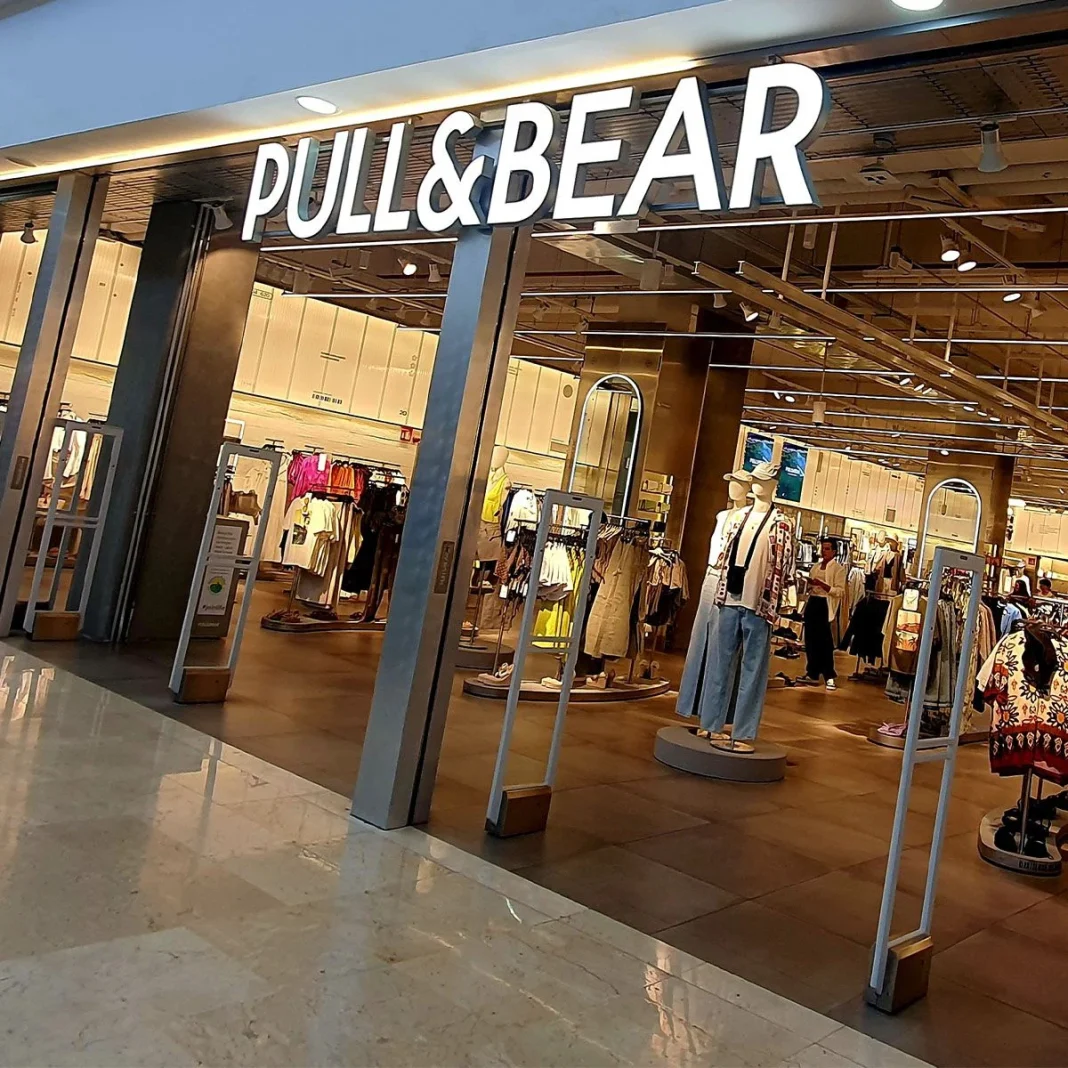 Colores vibrantes en los pantalones de corte recto de Pull&Bear ideales para el día a día