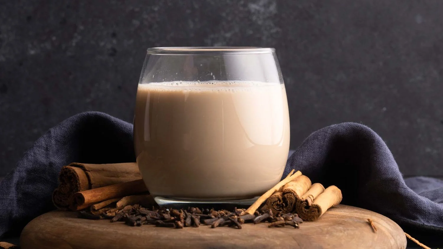 Cómo preparar un irresistible cóctel cola de mono con whisky
