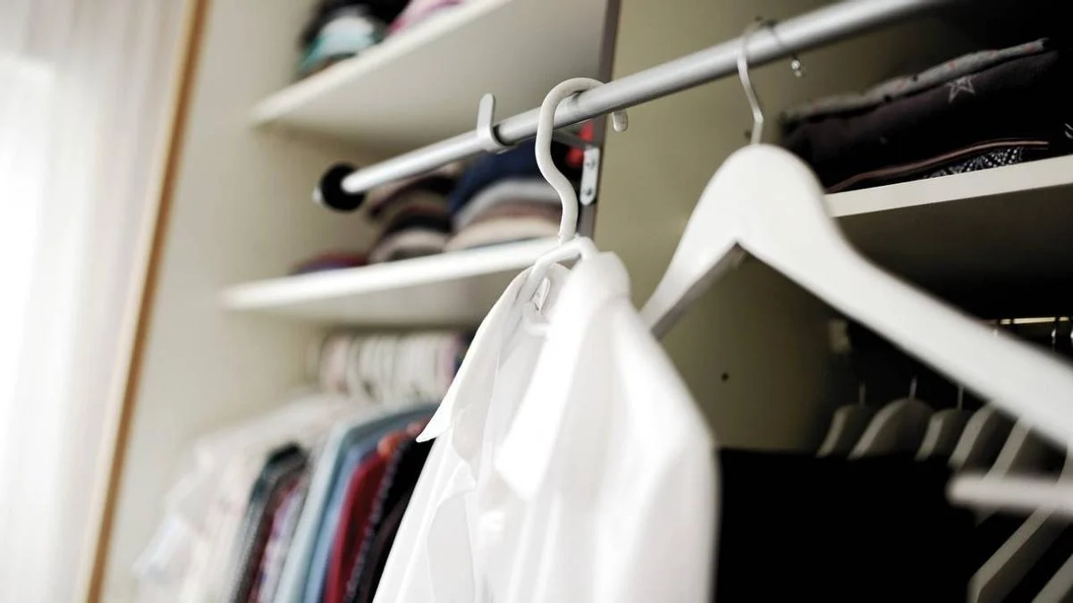 El método de Marie Kondo para no colgar camisas ni pantalones en perchas