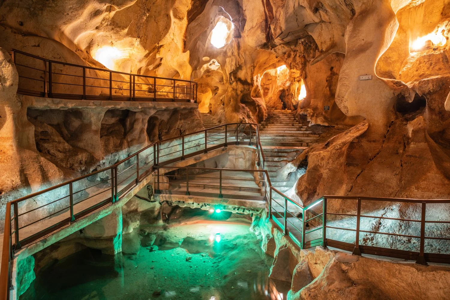 En un pueblo de España hay una cueva oculta sacada de un mundo de fantasía