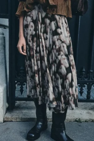 Las novedades de esta semana de Zara: chaqueta de lentejuelas, leggings, gorros y más 2 Merca2.es FALDA TABLAS ESTAMPADA ZW COLLECTION