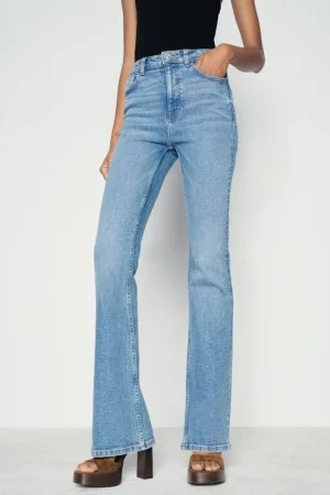Los pantalones flare de Zara que se están agotando en las tiendas 42 Merca2.es JEANS Z1975 FLARE TIRO ALTO – 25,95 euros