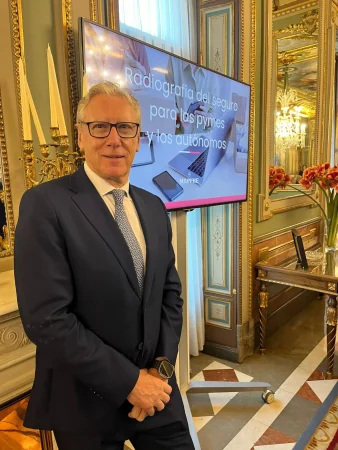 Mapfre: las pymes contratan de media en España 3,5 productos de seguros; los autónomos, tres 1 Merca2.es Javier Oliveros director de Comercial de Mapfre Iberia Merca2.es
