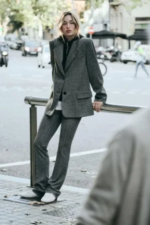 Las novedades de esta semana de Zara: chaqueta de lentejuelas, leggings, gorros y más 3 Merca2.es LEGGINGS FLARE ESPIGA
