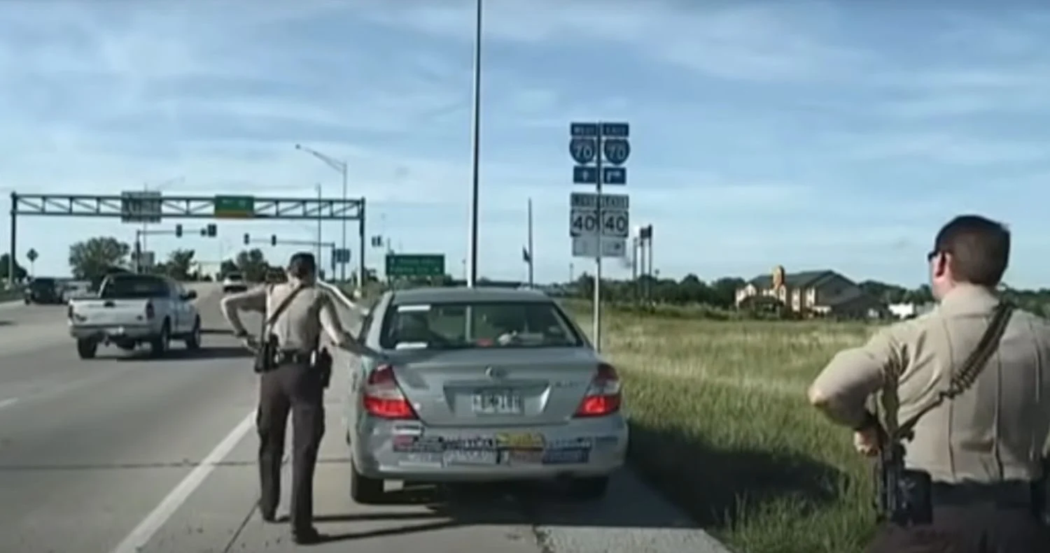 La policía hace un gesto secreto cuando detienen un coche, ¿qué significa?