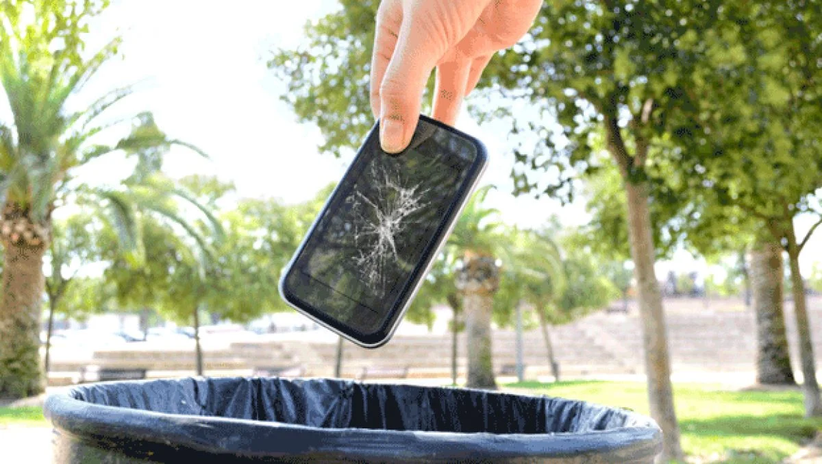 Las terribles consecuencias de tirar tu teléfono móvil a la basura