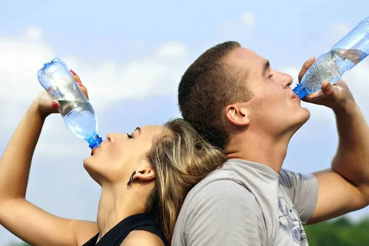 Lo que realmente pasa en tu cuerpo por beber más de 2 litros de agua al día
