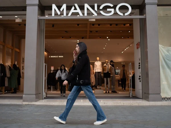 Modelos de jerséis finitos de manga pequeña que arrasan esta primavera