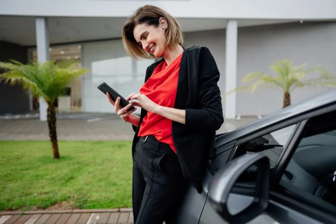 Mujer con el movil. Digitalizacion. SAN Mobility Merca2.es