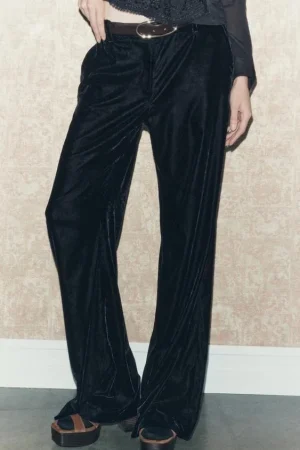 Los pantalones flare de Zara que se están agotando en las tiendas 39 Merca2.es PANTALÓN FLARE TERCIOPELO ZW COLLECTION – 39,95 euros