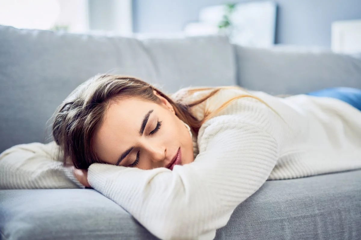Una fisioterapeuta explica cómo la posición en la que dormimos está acortando tu vida