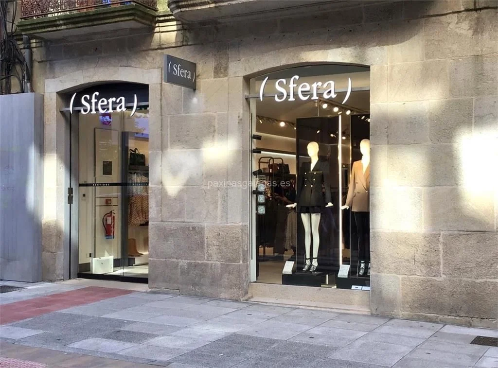 Vuela en Sfera su falda midi plisada en tonos metálicos, estrella para las fiestas