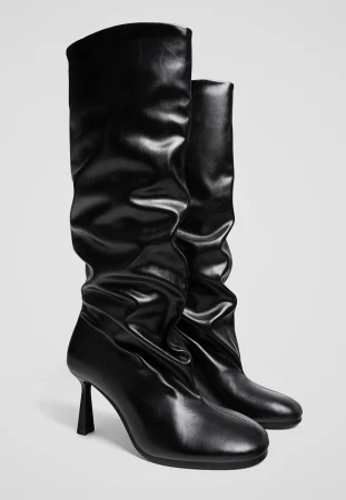 Stradivarius presenta las botas más cómodas y chic para el otoño-invierno 5 Merca2.es Stradivarius presenta las botas altas slouchy de tacón fino: el equilibrio perfecto entre estilo y comodidad
