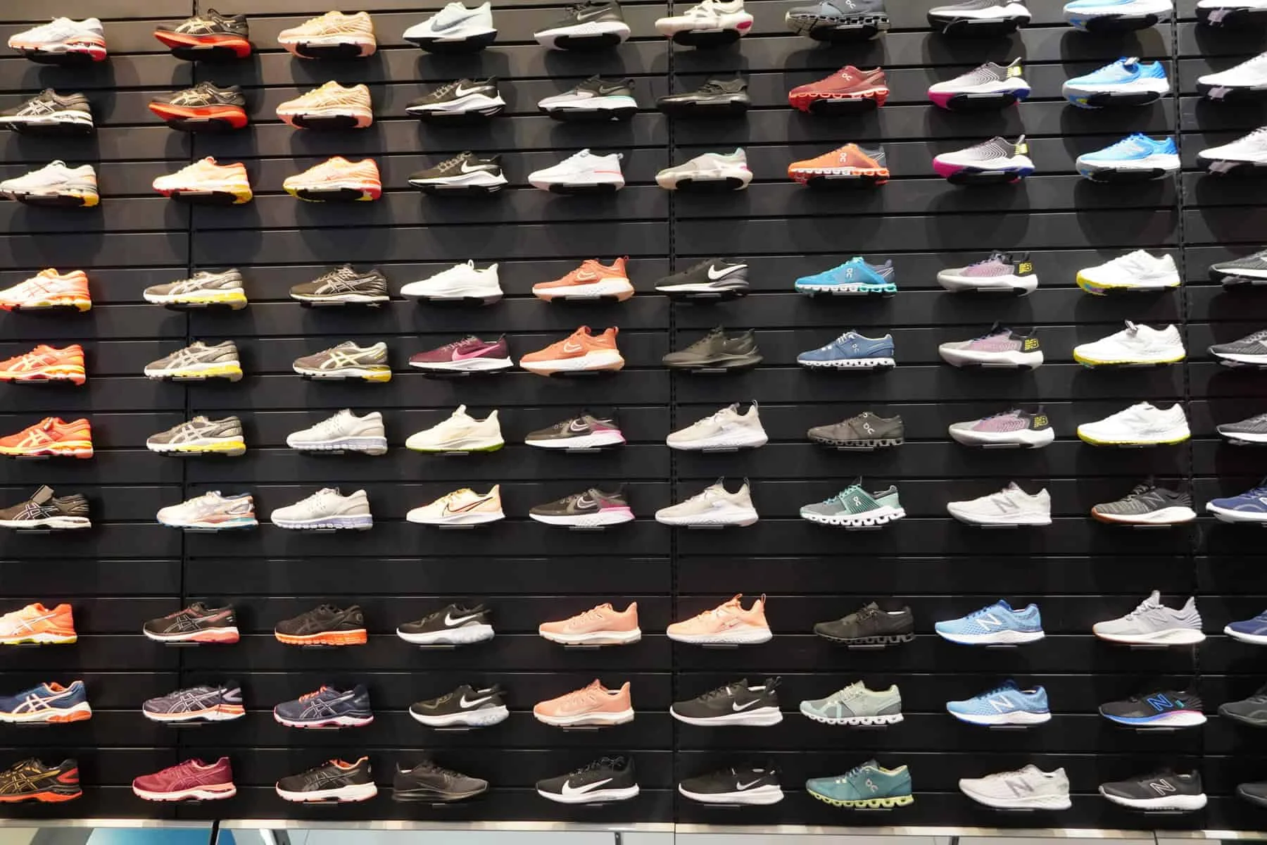 Mango, Zara y Nike: Las mejores tiendas online de ropa y deportes, según la OCU