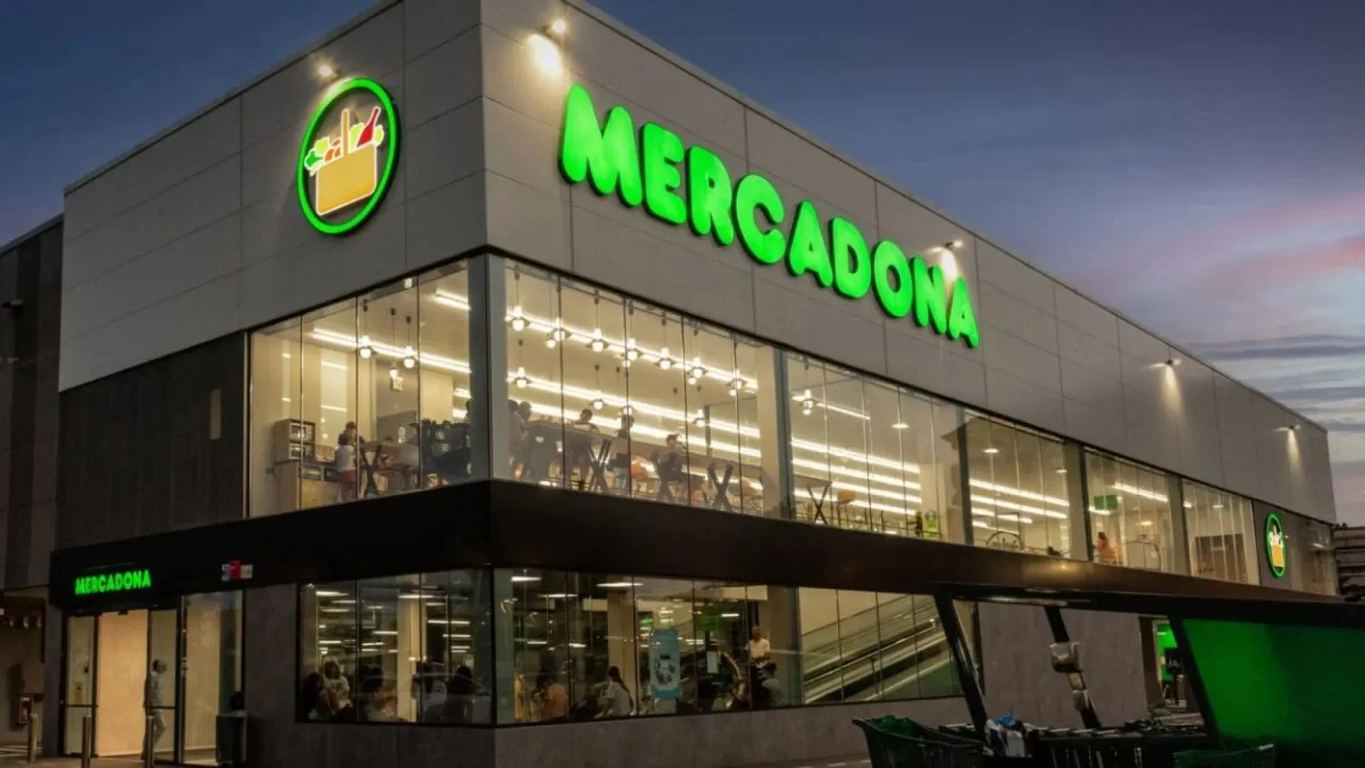Mercadona, AhorraMas y Consum se quedan solos al pie del cañón para ayudar a los afectados por la DANA