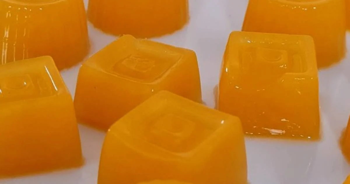 Refuerza la salud de tu familia contra los virus con estas gomitas caseras de vitamina C 2 Merca2.es Moldeado y refrigeración de las gomitas