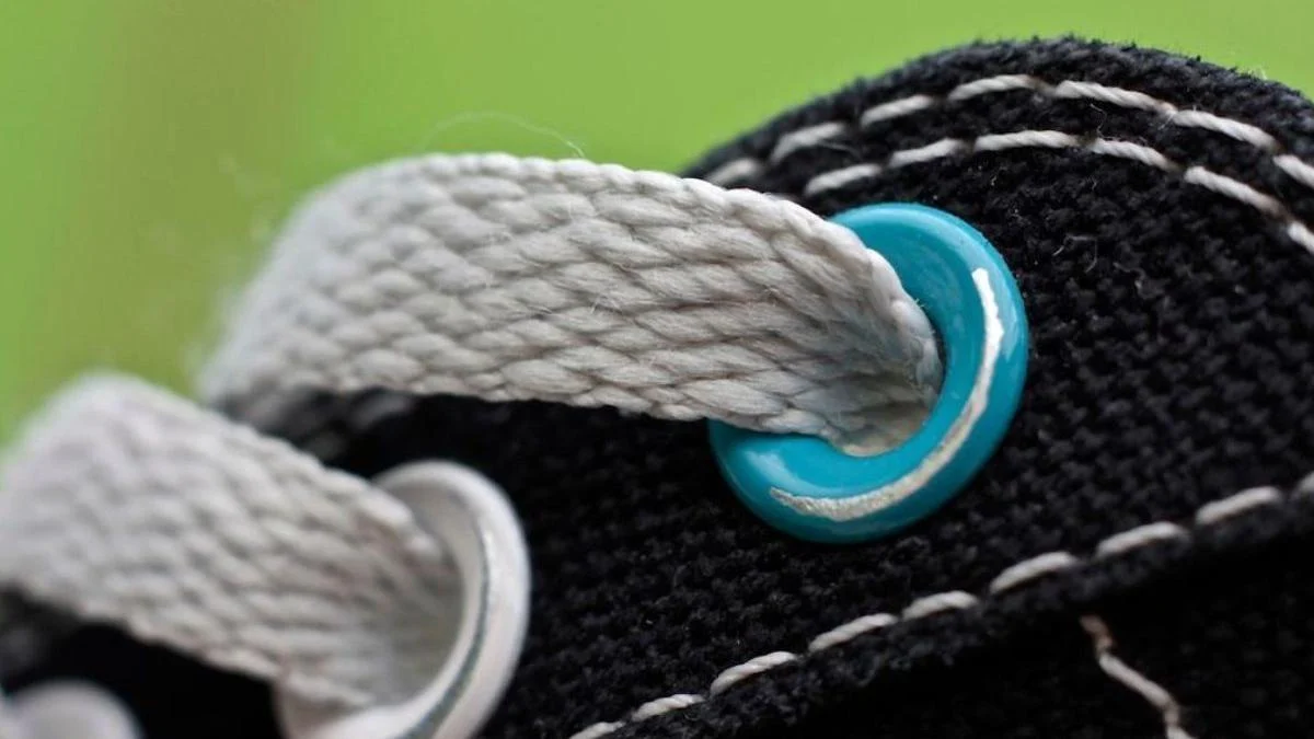 ¡No los metas en la lavadora! El truco fácil para limpiar cordones de las zapatillas en 15 minutos