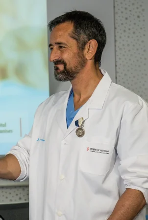 Las 25 personas más influyentes en España en el área de ciencia y tecnología 9 Merca2.es 1200px Pedro Cavadas condecorado cropped Merca2.es