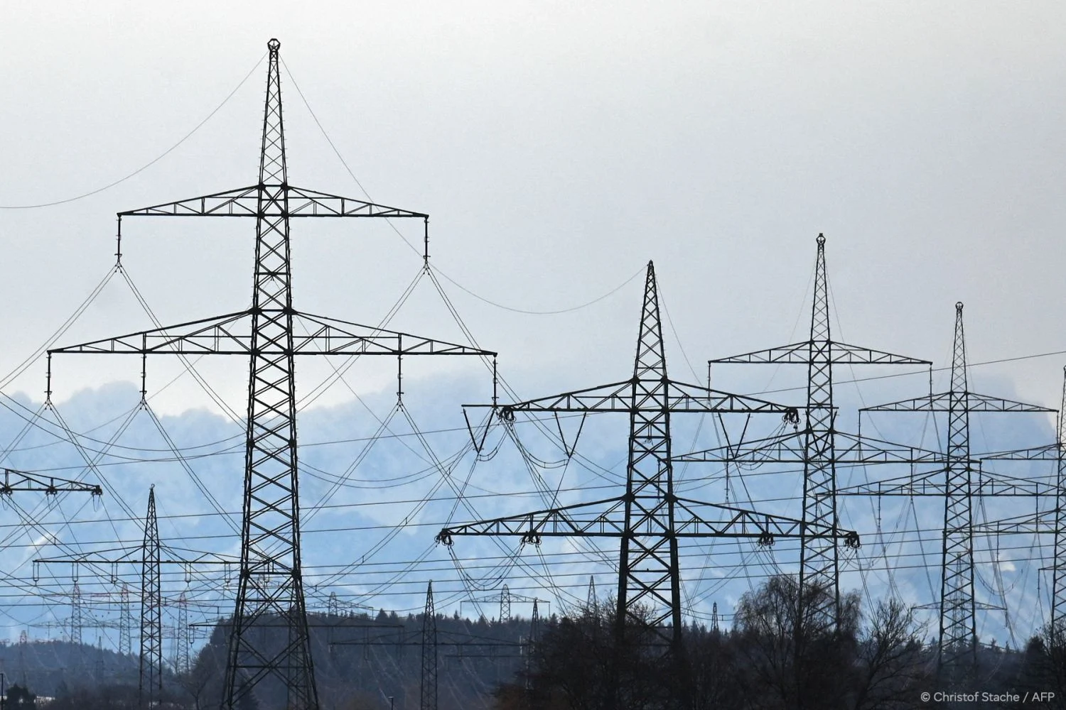 El sector eléctrico registró un superávit de 3.902,9 millones en 2023 gracias a las inyección de los PGE