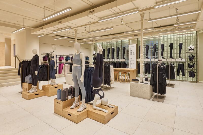 Inditex abre en A Coruña su nuevo modelo de tienda Oysho que fusiona la moda ‘athleisure’ y el deporte