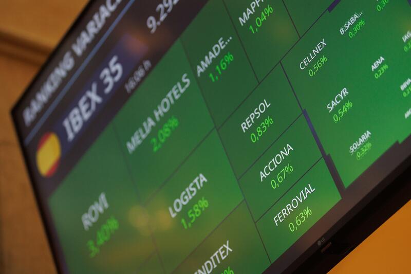 El Ibex 35 cierra la semana con una caída del 0,43% pero mantiene los 12.000 puntos