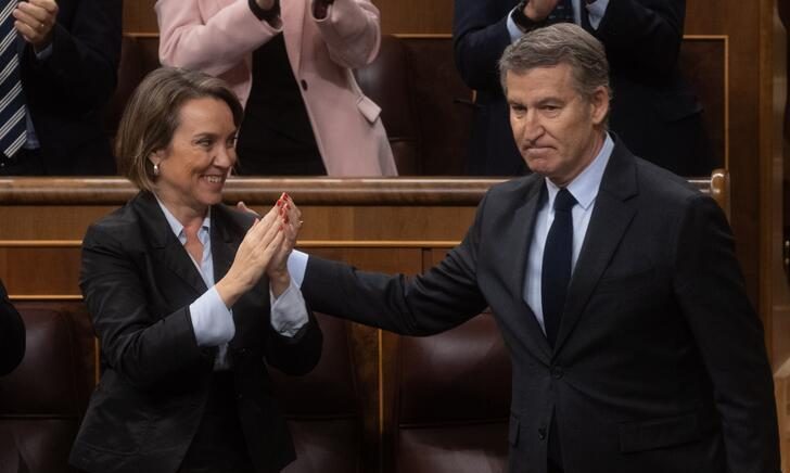 PP y Junts ‘le cuelan’ al Gobierno una enmienda para suspender un impuesto eléctrico