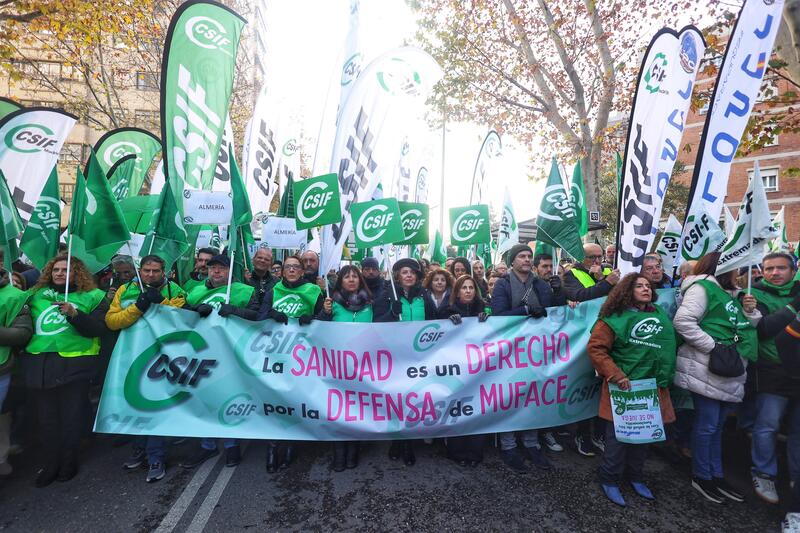Los funcionarios se manifiestan en Madrid para exigir la continuidad de Muface: «No descartamos la huelga»