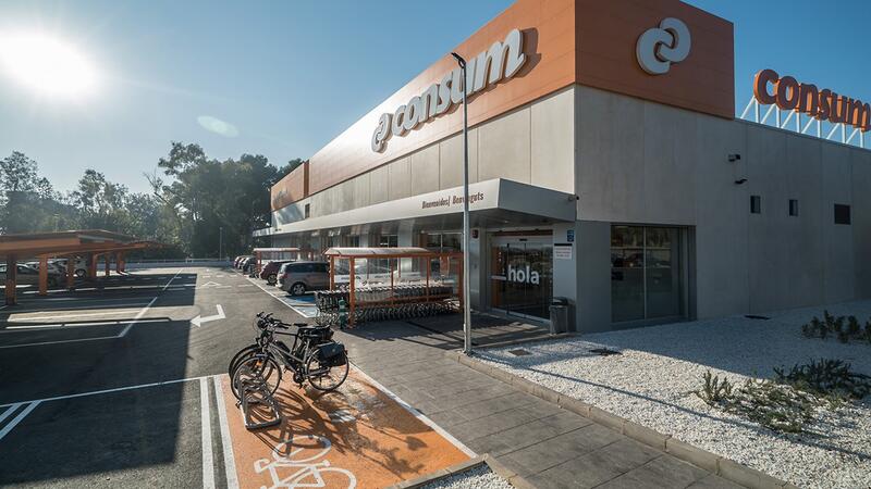La CNMC autoriza en primera fase la compra de nueve supermercados de Kuups por parte de Consum