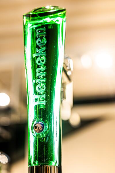 Heineken y la Real Fábrica de Cristales de La Granja crean grifos de cerveza fabricados con vidrio reciclado
