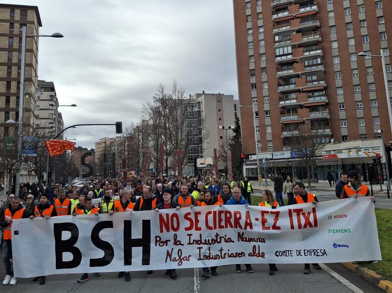 Miles de personas protestan en Pamplona en contra del cierre de BSH en Esquíroz