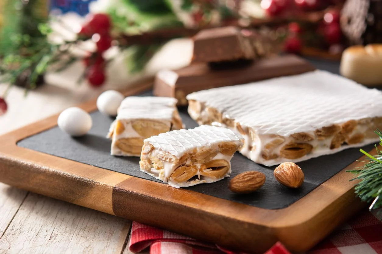Así se hace uno de los dulces más típicos de Navidad en España, el turrón duro de almendras