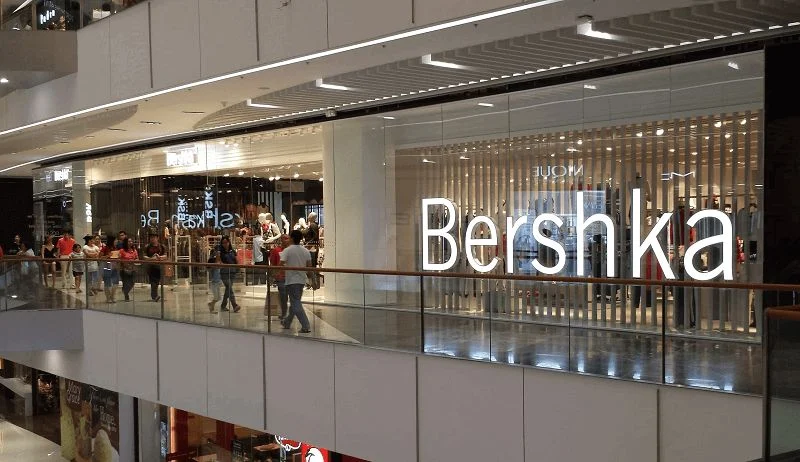 Bershka reinventa el estilo urbano con sus nuevos pantalones cargo