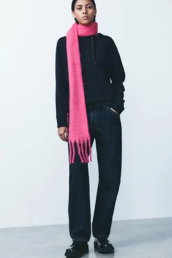 Bufanda con flecos de Zara: estilo y calidez por 19,95 €