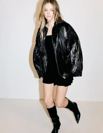 Haz que tu Navidad sea aún más brillante con esta cazadora metálica de Bershka 4 Merca2.es Cazadora bomber over efecto brillo