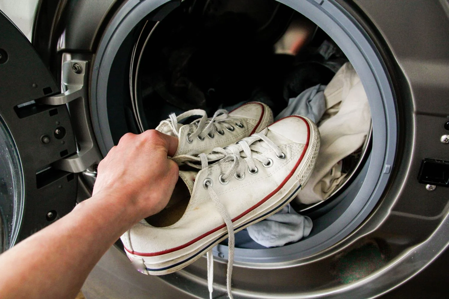 Deja tus zapatillas deportivas como nuevas sin usar la lavadora con este truco efectivo