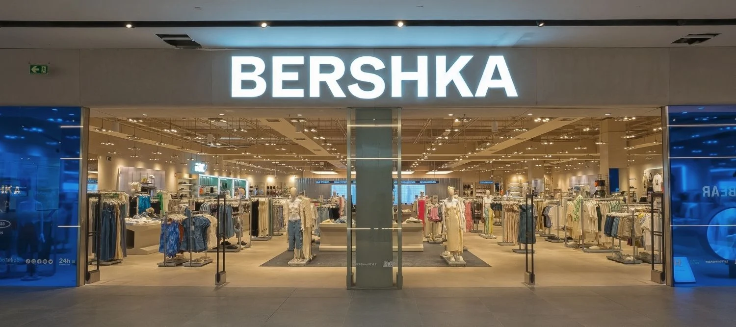 El crop top de Bershka es un básico para llevar con una chaqueta encima