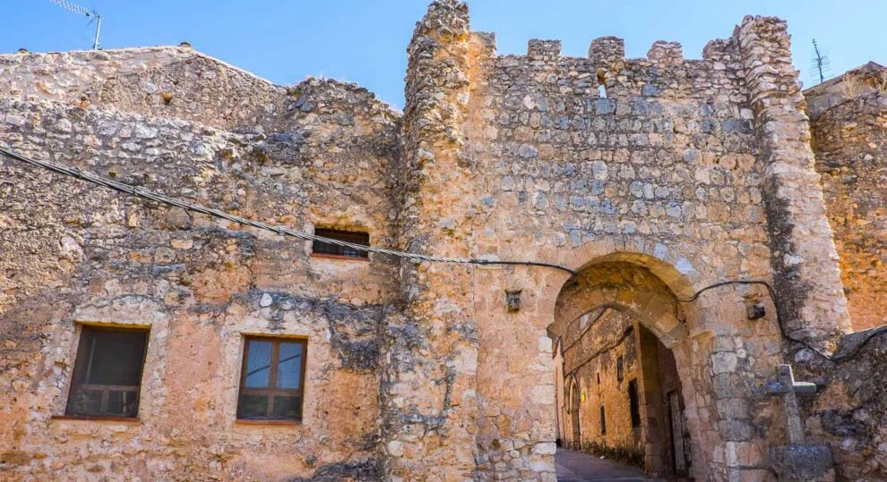 El pueblo medieval de Segovia donde los buitres superan en número a los habitantes