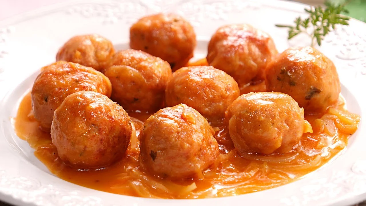 El truco para que la salsa de las albóndigas de carne picada con patatas quede sabrosa