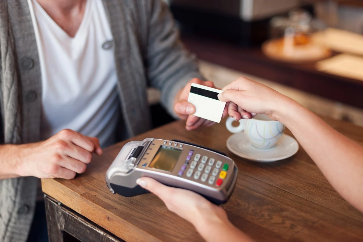 La banca ofrecerá transferencias instantáneas al mismo precio que las normales desde el próximo mes