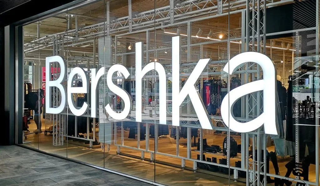 Haz que tu Navidad sea aún más brillante con esta cazadora metálica de Bershka