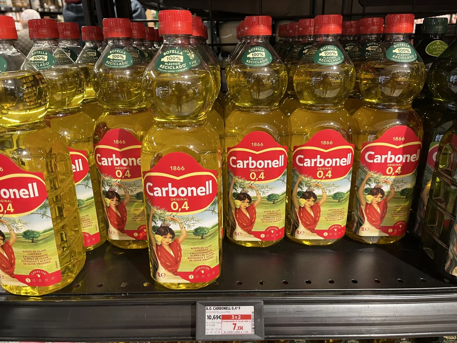 El Corte Inglés replica la bajada de Carbonell y Coosur con precios por debajo de los 8 euros