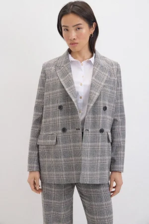 La blazer cruzada de cuadros que transformará tu look este otoño