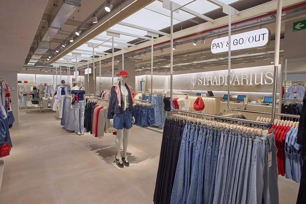 La falda satinada de Stradivarius es un ‘must’ para cenas formales