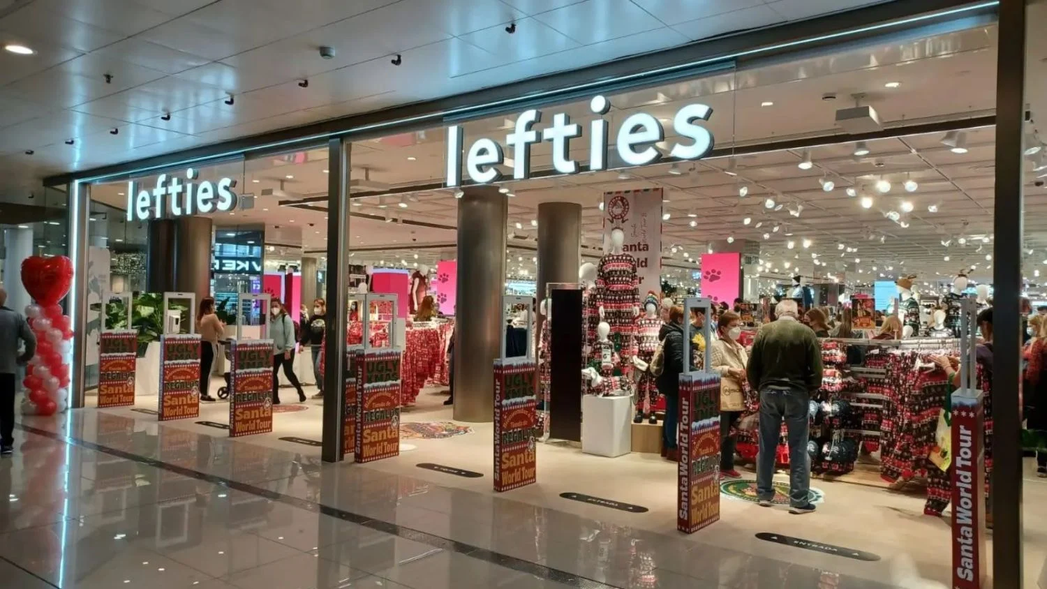Variada colección de chaquetas de Lefties, de la clásica gabardina a la biker