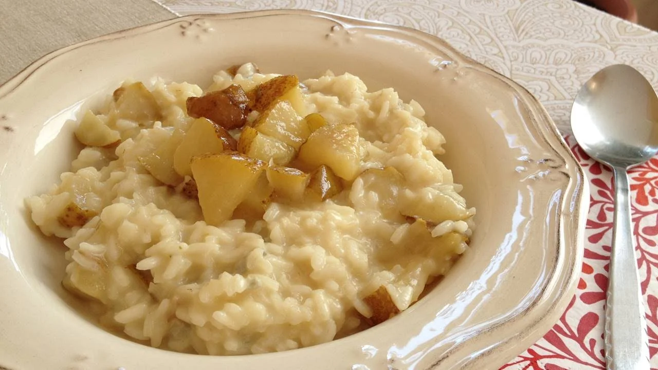 Risotto de Gorgonzola y pera caramelizada: el contraste perfecto de sabores para un plato gourmet irresistible