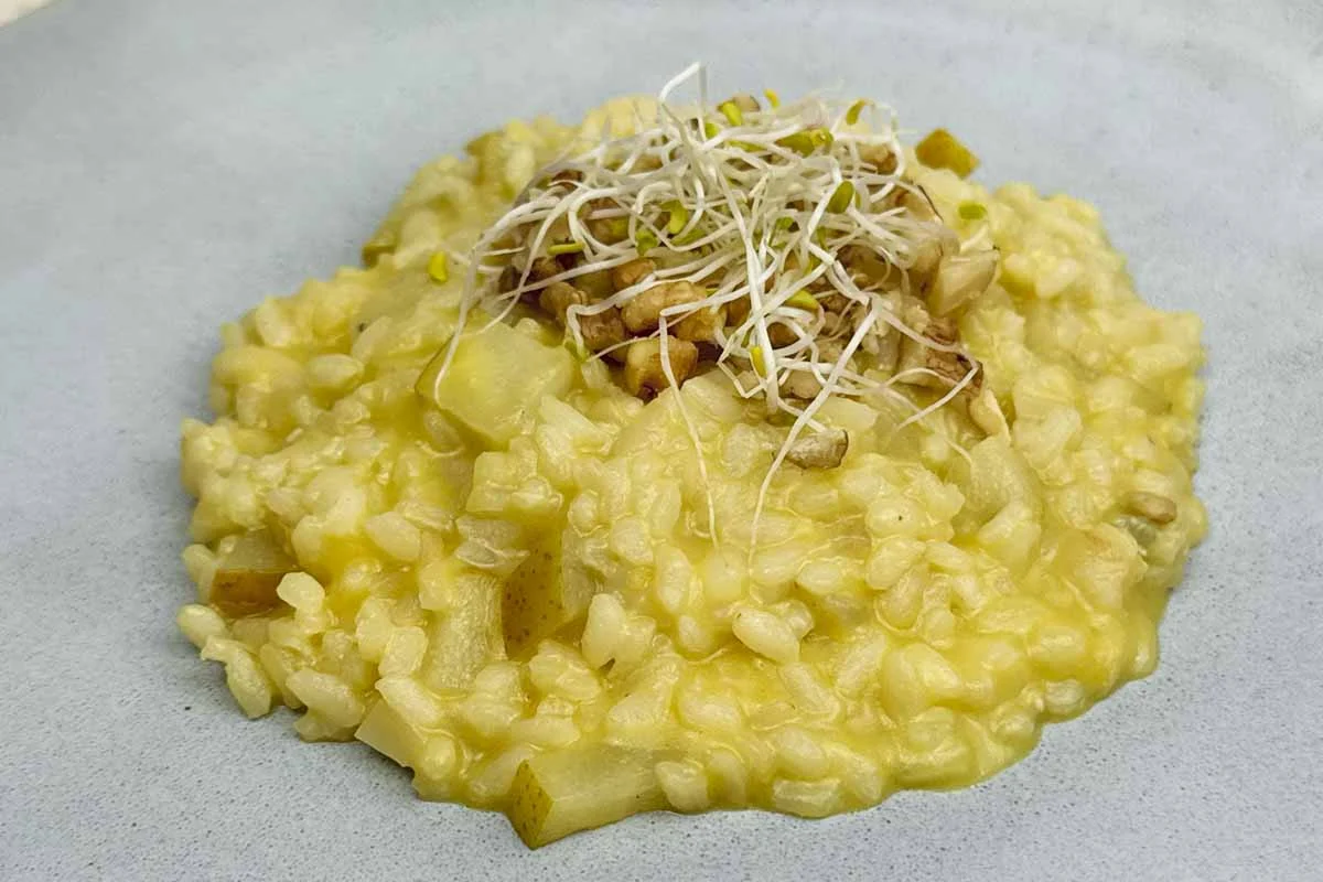 Risotto de Gorgonzola y pera caramelizada, el secreto gourmet para conquistar paladares exigentes