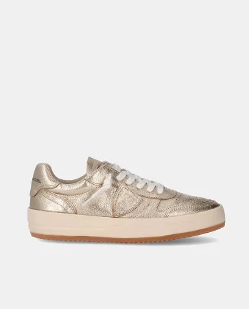 5 zapatillas todoterreno que generan colas en El Corte Inglés para los regalos de Navidad 3 Merca2.es Corte metalizadas
