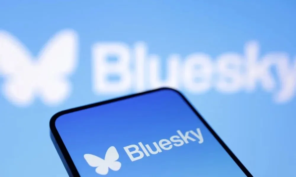 Bluesky aprovecha su auge y aplica lo peor de Twitter