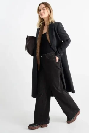 Regresa el estilo de los 70 con estos pantalones de pana de C&A que vuelan de las tiendas 56 Merca2.es ¡Atrévete con el pantalón de pana más chic de la temporada!